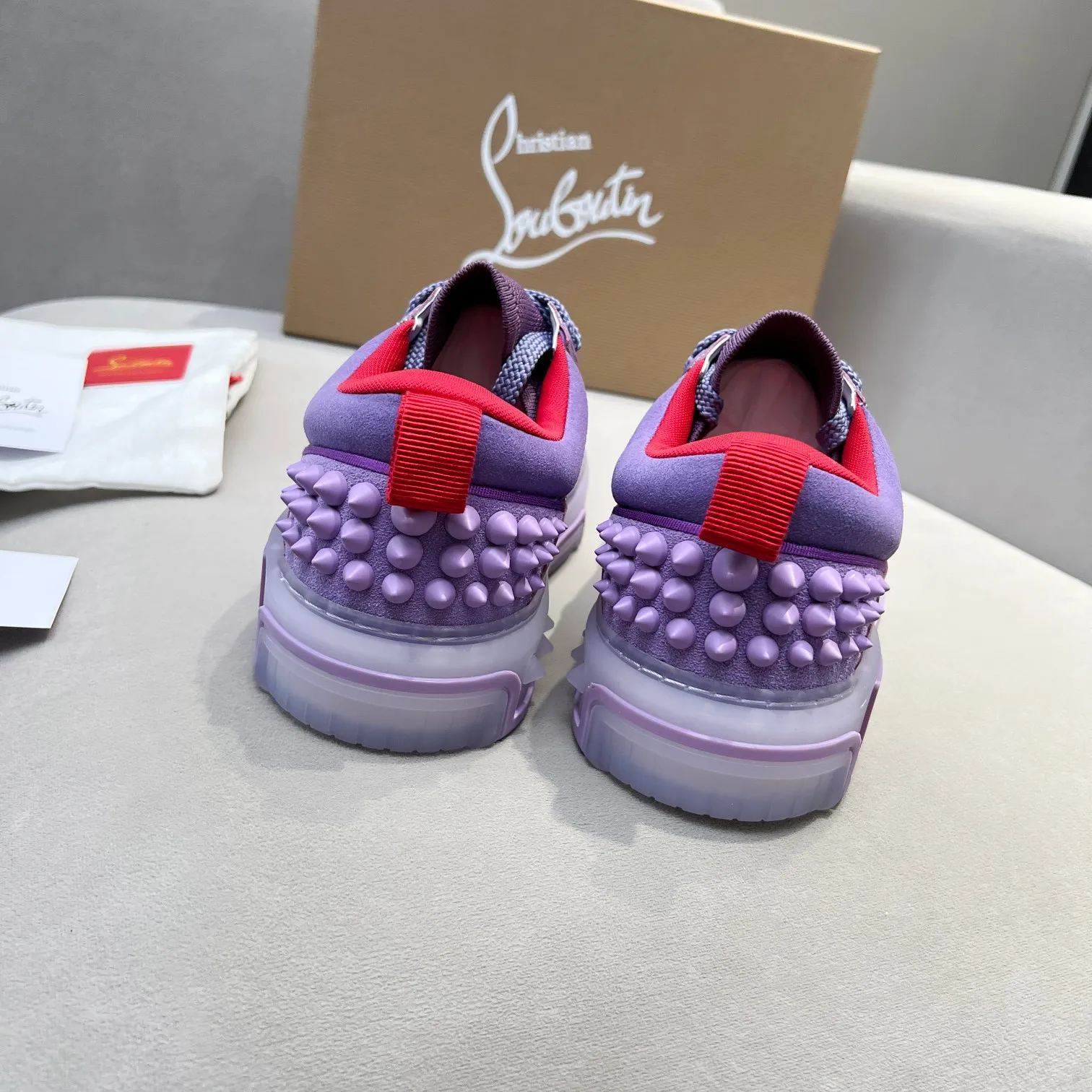 Men's shoes 💰700 🌹🌹🌹̋ Wang Junkai Yang Mi Xu Kai Zhang Jingyi Ding Chengxin Chen Muchi Wang Ziyi Same style Christian Louboutin Lu Boting 2024 [New product] ASTROLOUBI Unisex thick-soled sneakers with red soles are the perfect fusion of fashion and sport. The fabrics are made of luxurious calfskin, soft suede, smooth satin and laminated leather, and are decorated with classic rivets on the back. The interior is blended with a knitted tongue for added durability, breathability and quick-drying comfort. The outsole is made of a combination of EVA foam and imported rubber, and the colorful CL iconic letters on the side of the outsole show the brand's unique style. It is a ceiling-level comfortable skate shoe! ! ! Multiple colors available, currently men’s sizes 39--45